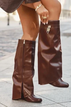 Kozaki Ocieplane|Kozaki Na Koturnie>Boto Kozaki Damskie Na Koturnie Z Paskiem I Srebrnym Detalem Eko Skórzane Brązowe Korivelle Brązowy