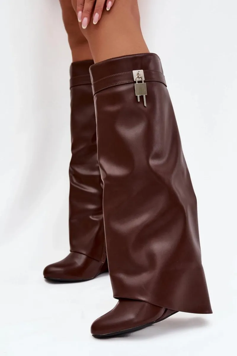 Kozaki Ocieplane|Kozaki Na Koturnie>Boto Kozaki Damskie Na Koturnie Z Paskiem I Srebrnym Detalem Eko Skórzane Brązowe Korivelle Brązowy