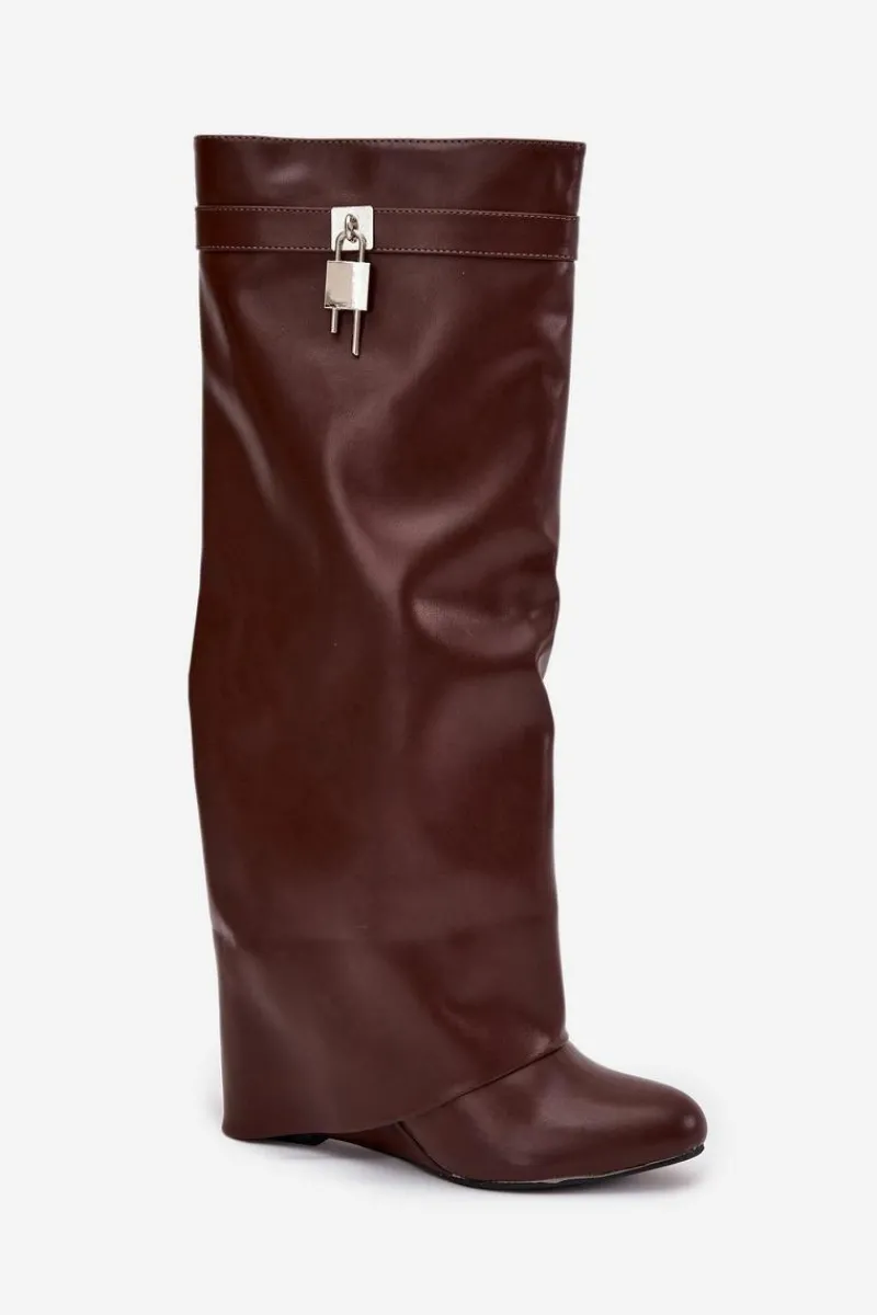 Kozaki Ocieplane|Kozaki Na Koturnie>Boto Kozaki Damskie Na Koturnie Z Paskiem I Srebrnym Detalem Eko Skórzane Brązowe Korivelle Brązowy