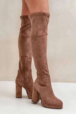 Kozaki Ocieplane|Muszkieterki></noscript>Boto Kozaki Na Słupku I Platformie Z Cholewką Za Kolano Eko Zamszowe Ciemnobeżowe Zistaria