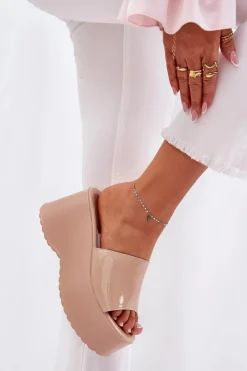 Discount Lakierowane Klapki Damskie Na Platformie I Koturnie Beżowe Nellevia Damskie Klapki Na Koturnie|Klapki Na Platformie