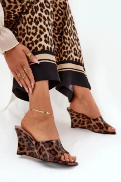 Klapki Na Koturnie|Klapki Na Platformie></noscript>Boto Lakierowane Klapki Damskie Na Koturnie Panterka Brązowe Nelithin