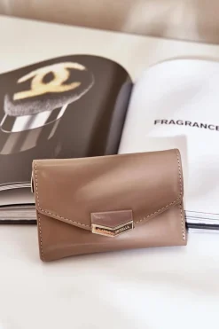 Portfele>Boto Lakierowany Portfel Damski Ciemnobeżowy Rahner