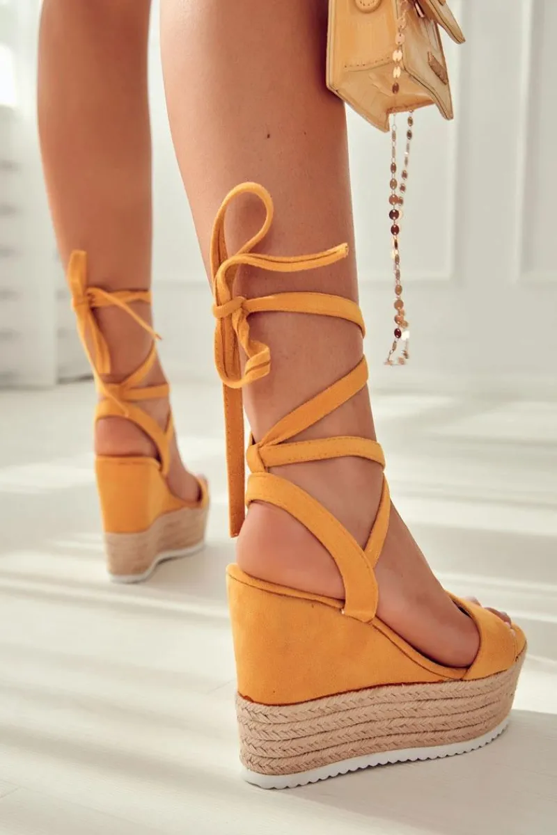 Boto Lekkie Wiązane Sandały Na Koturnie Żółte Marriett