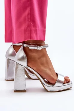 Sandały Na Obcasie></noscript>Boto Modne Zamszowe Sandałki Na Kwadratowym Obcasie Srebrne Merila Srebrny