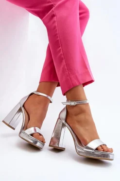 Sandały Na Obcasie></noscript>Boto Modne Zamszowe Sandałki Na Kwadratowym Obcasie Srebrne Merila Srebrny