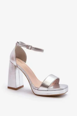 Sandały Na Obcasie></noscript>Boto Modne Zamszowe Sandałki Na Kwadratowym Obcasie Srebrne Merila Srebrny