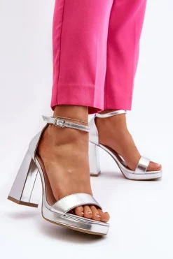 Sandały Na Obcasie></noscript>Boto Modne Zamszowe Sandałki Na Kwadratowym Obcasie Srebrne Merila Srebrny