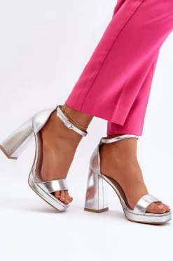 Sandały Na Obcasie></noscript>Boto Modne Zamszowe Sandałki Na Kwadratowym Obcasie Srebrne Merila Srebrny