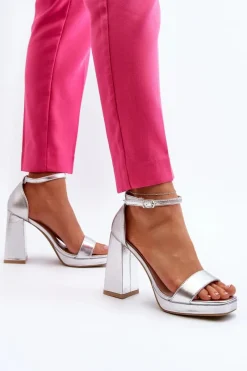 Sandały Na Obcasie></noscript>Boto Modne Zamszowe Sandałki Na Kwadratowym Obcasie Srebrne Merila Srebrny