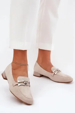 Outlet Mokasyny Z Ozdobą Na Delikatnym Obcasie Eko Zamszowe Jasnobeżowe Pillitha Damskie Mokasyny Damskie Zamszowe