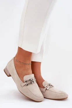 Outlet Mokasyny Z Ozdobą Na Delikatnym Obcasie Eko Zamszowe Jasnobeżowe Pillitha Damskie Mokasyny Damskie Zamszowe