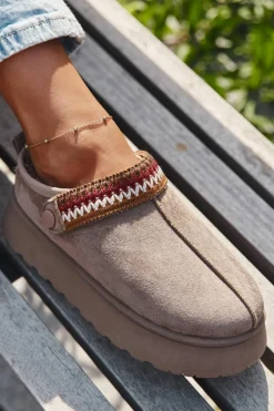 Clearance Boto Śniegowce Damskie Niskie Z Ruchomym Paskiem I Haftem Na Platformie Ciemnobeżowe Lyrisse Beżowy