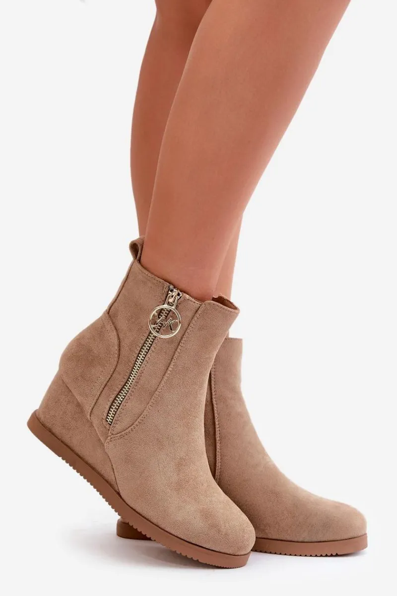 Online Ocieplane Botki Na Koturnie Z Ozdobnym Zamkiem Eko Zamszowe Ciemnobeżowe Leretha Damskie Botki Na Koturnie|Czarne Botki