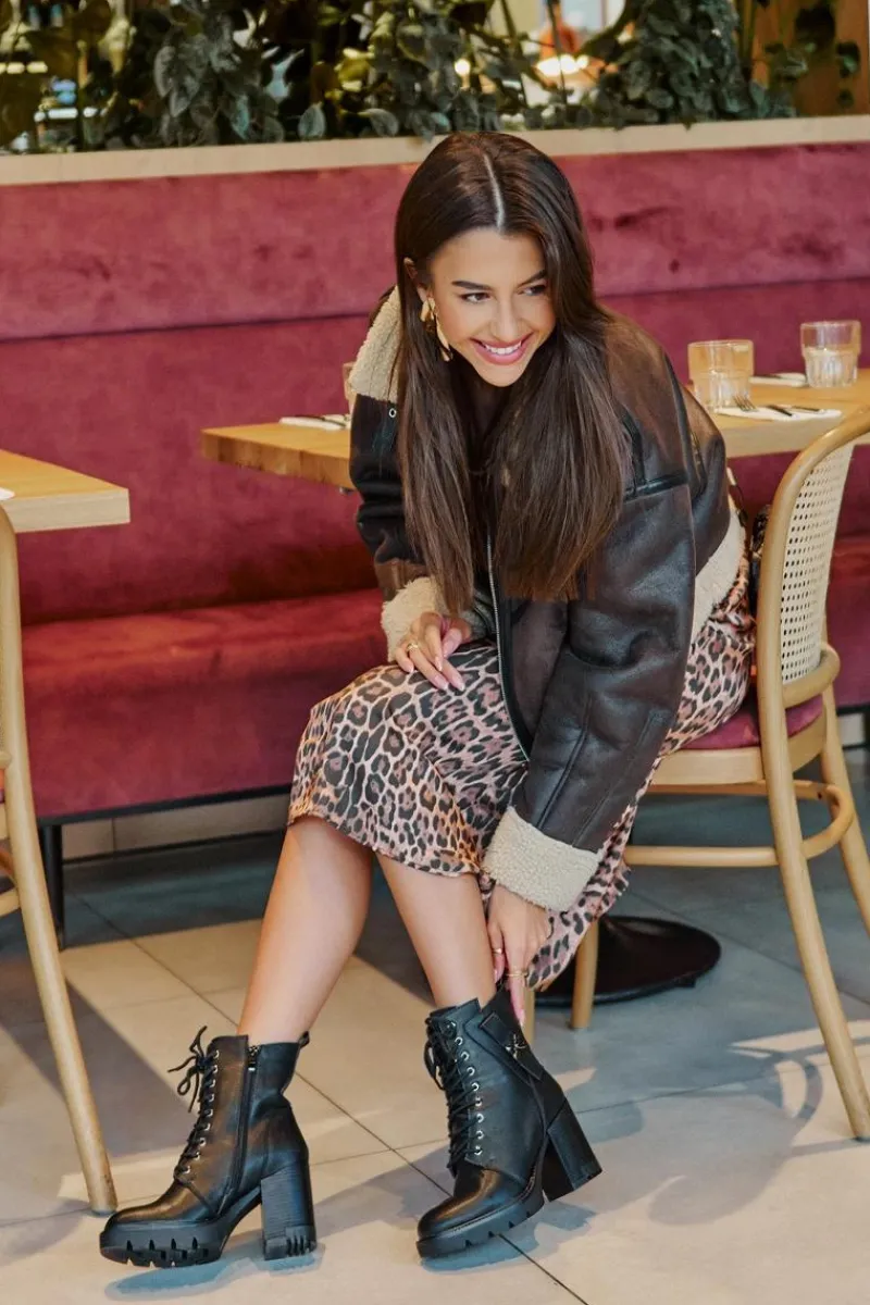 Outlet Ocieplane Botki Na Słupku Ze Złotym Detalem Czarne Ivarisse Damskie Botki Ocieplane|Botki Na Obcasie