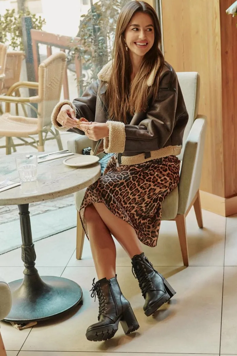 Outlet Ocieplane Botki Na Słupku Ze Złotym Detalem Czarne Ivarisse Damskie Botki Ocieplane|Botki Na Obcasie