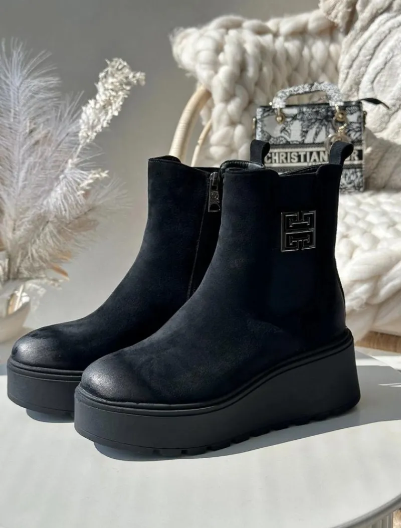 Outlet Ocieplane Botki Sztyblety Damskie Na Koturnie I Platformie Z Eko Zamszu Czarne Vinceza 58339 Damskie Botki Na Koturnie|Czarne Botki