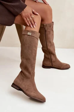 Sale Ocieplane Kozaki Damskie Na Płaskim Obcasie Z Paskiem I Srebrnym Detalem Ciemnobeżowe Geraline Damskie Kozaki Ocieplane|Kozaki Płaskie