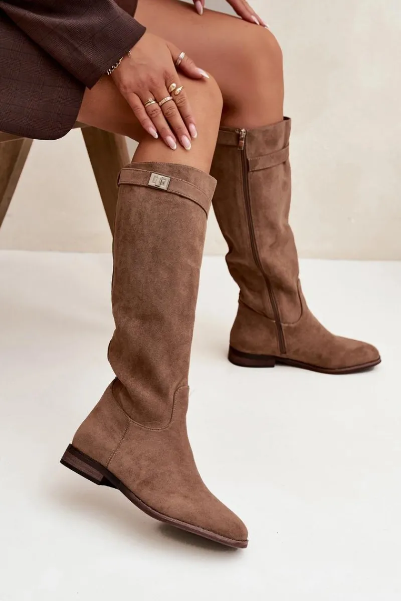 Sale Ocieplane Kozaki Damskie Na Płaskim Obcasie Z Paskiem I Srebrnym Detalem Ciemnobeżowe Geraline Damskie Kozaki Ocieplane|Kozaki Płaskie