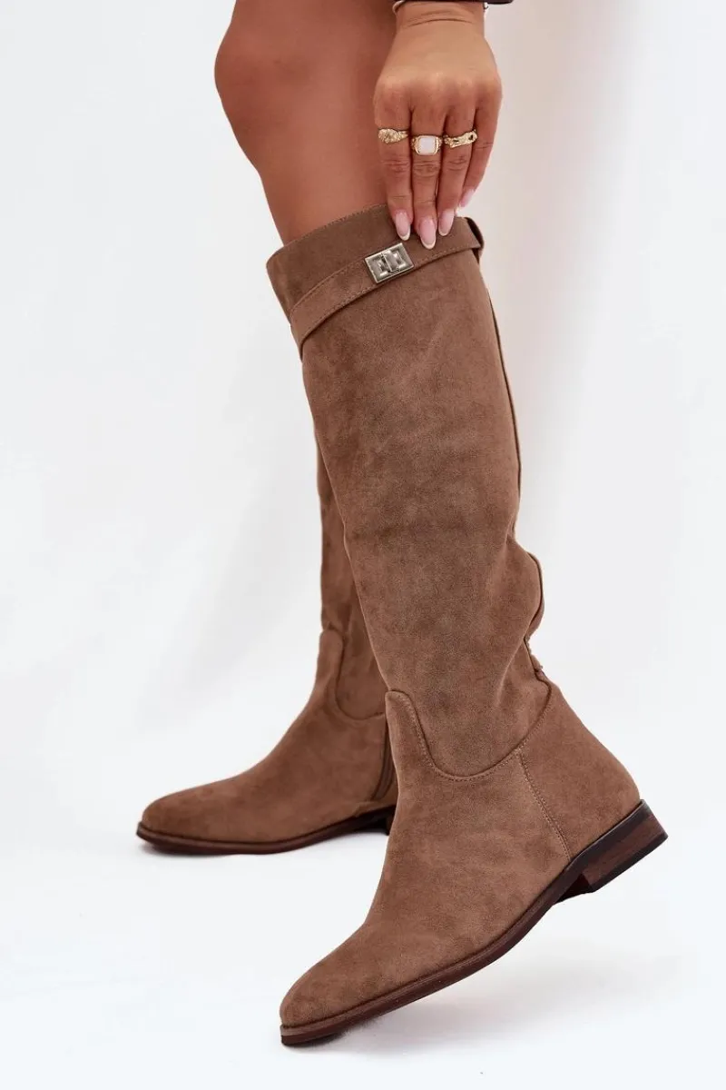 Sale Ocieplane Kozaki Damskie Na Płaskim Obcasie Z Paskiem I Srebrnym Detalem Ciemnobeżowe Geraline Damskie Kozaki Ocieplane|Kozaki Płaskie