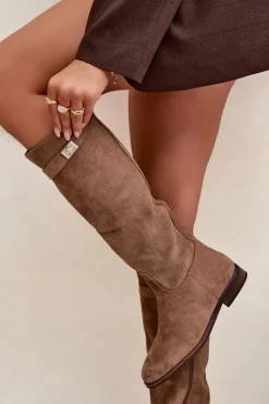 Sale Ocieplane Kozaki Damskie Na Płaskim Obcasie Z Paskiem I Srebrnym Detalem Ciemnobeżowe Geraline Damskie Kozaki Ocieplane|Kozaki Płaskie