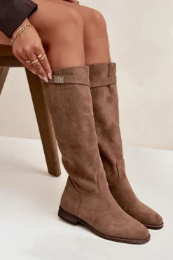 Sale Ocieplane Kozaki Damskie Na Płaskim Obcasie Z Paskiem I Srebrnym Detalem Ciemnobeżowe Geraline Damskie Kozaki Ocieplane|Kozaki Płaskie