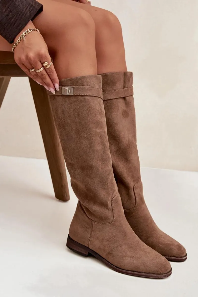 Sale Ocieplane Kozaki Damskie Na Płaskim Obcasie Z Paskiem I Srebrnym Detalem Ciemnobeżowe Geraline Damskie Kozaki Ocieplane|Kozaki Płaskie