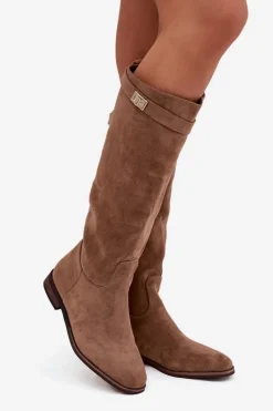 Sale Ocieplane Kozaki Damskie Na Płaskim Obcasie Z Paskiem I Srebrnym Detalem Ciemnobeżowe Geraline Damskie Kozaki Ocieplane|Kozaki Płaskie