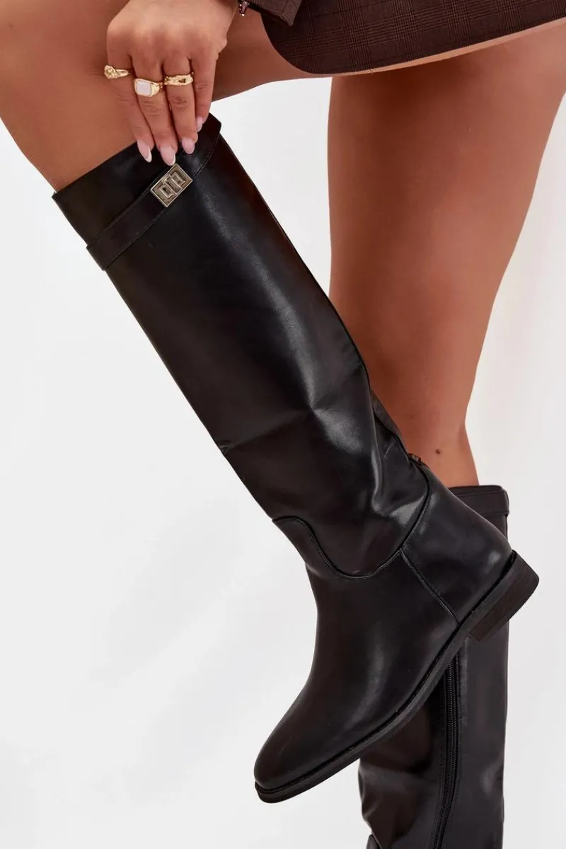 Discount Boto Ocieplane Kozaki Damskie Na Płaskim Obcasie Z Paskiem I Srebrnym Detalem Czarne Geraline