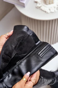 Kozaki Ocieplane|Kozaki Płaskie></noscript>Boto Ocieplane Kozaki Na Płaskim Obcasie Z Ozdobną Klamrą Czarne Leatharia Czarny