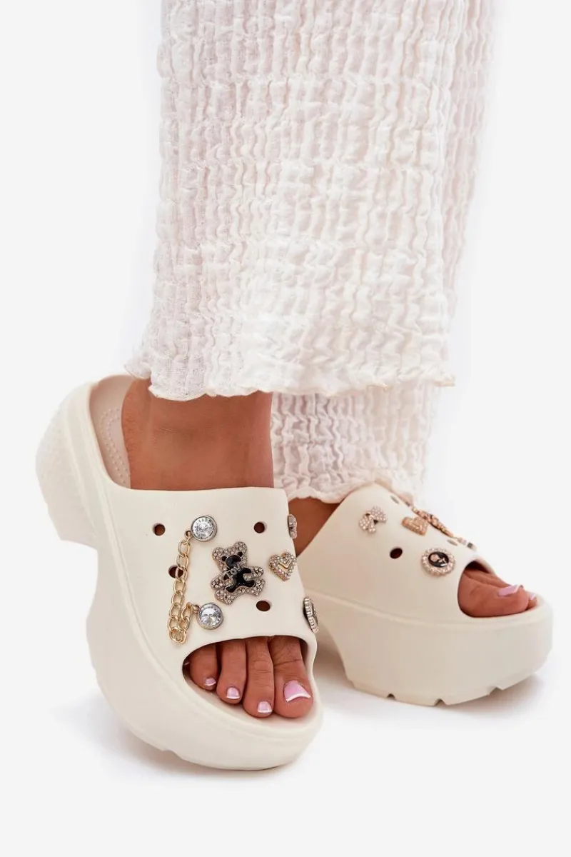 Sale Boto Piankowe Klapki Damskie Na Masywnej Platformie Ze Złotymi Przypinkami Ecru Ivoriel