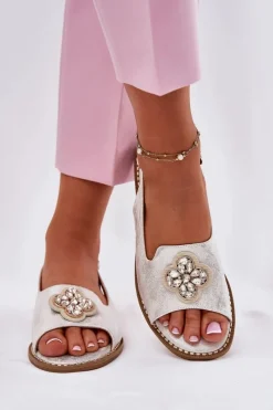 Sandały Płaskie></noscript>Damskie buty S.Barski Sandały Damskie Na Płaskim Obcasie Z Ozdobnym Detalem S.Barski KV51-080 Srebrne Srebrny