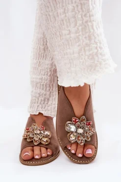 Hot Sandały Damskie Na Płaskim Obcasie Z Ozdobą S.Barski KV27-001 Ciemnobeżowe Damskie Sandały Z Cholewką|Sandały Płaskie