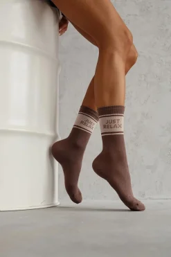 Online Milena Skarpetki Damskie Z Napisem Just Relax Brązowe