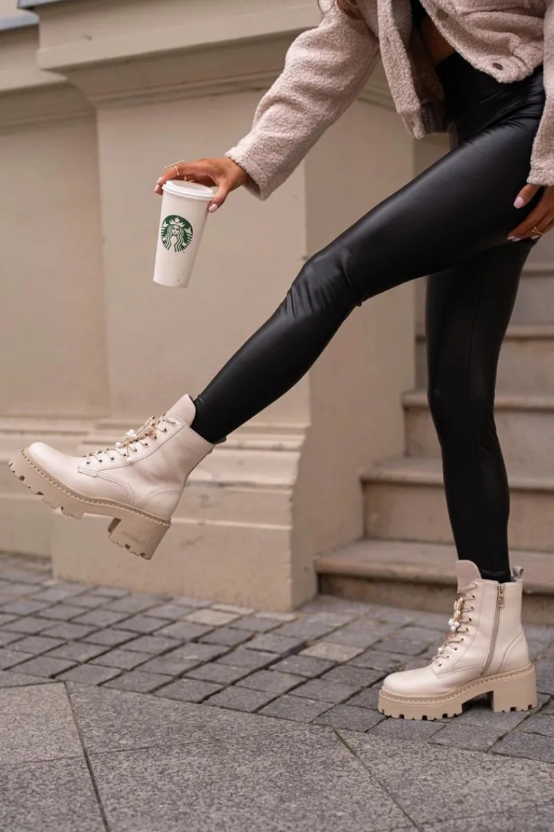 Botki Ocieplane|Damskie Trapery>CheBello Skórzane Botki Workery Damskie Z Motylem Beżowe 4590