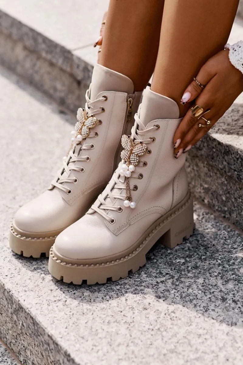 Botki Ocieplane|Damskie Trapery>CheBello Skórzane Botki Workery Damskie Z Motylem Beżowe 4590