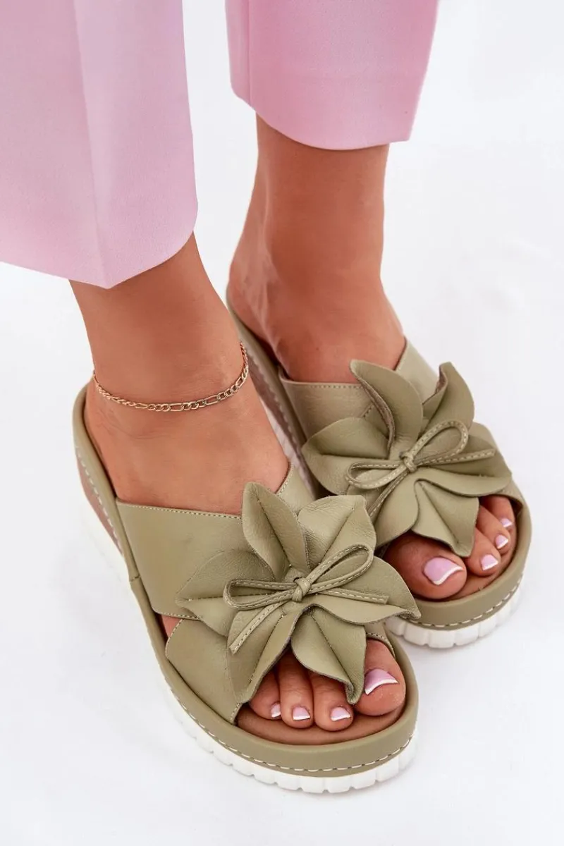 Klapki Na Koturnie|Klapki Damskie Klasyczne>Artiker Skórzane Klapki Damskie Na Koturnie Z Ozdobnym Kwiatem 52C0503 Zielone Zielony