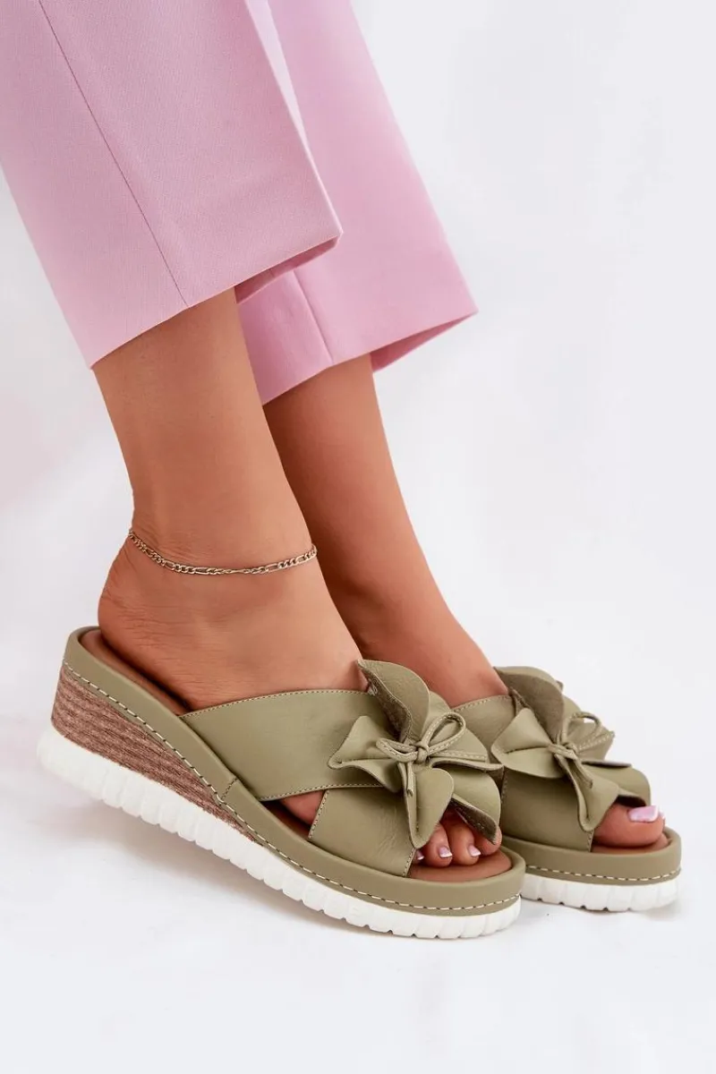 Klapki Na Koturnie|Klapki Damskie Klasyczne>Artiker Skórzane Klapki Damskie Na Koturnie Z Ozdobnym Kwiatem 52C0503 Zielone Zielony