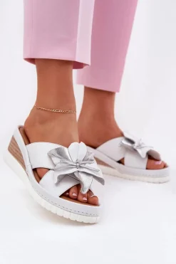 Discount Skórzane Klapki Damskie Na Koturnie Z Ozdobnym Kwiatem 54C0538 Biało-Srebrne Damskie Klapki Na Koturnie|Klapki Damskie Klasyczne