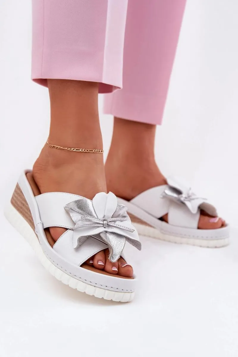 Discount Skórzane Klapki Damskie Na Koturnie Z Ozdobnym Kwiatem 54C0538 Biało-Srebrne Damskie Klapki Na Koturnie|Klapki Damskie Klasyczne