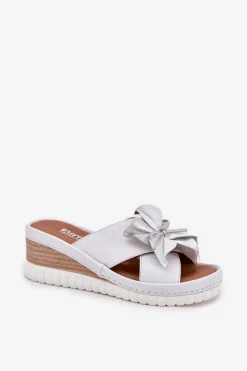 Discount Skórzane Klapki Damskie Na Koturnie Z Ozdobnym Kwiatem 54C0538 Biało-Srebrne Damskie Klapki Na Koturnie|Klapki Damskie Klasyczne