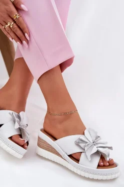 Discount Skórzane Klapki Damskie Na Koturnie Z Ozdobnym Kwiatem 54C0538 Biało-Srebrne Damskie Klapki Na Koturnie|Klapki Damskie Klasyczne