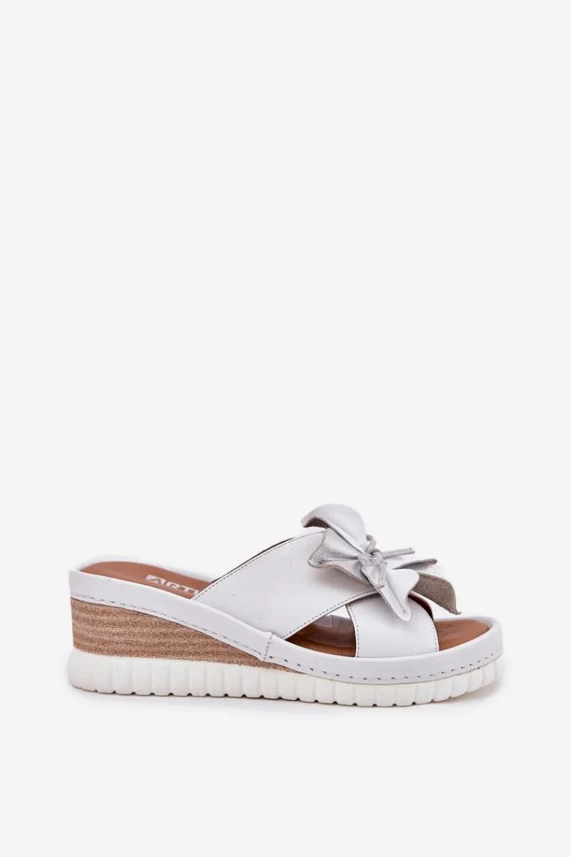 Discount Skórzane Klapki Damskie Na Koturnie Z Ozdobnym Kwiatem 54C0538 Biało-Srebrne Damskie Klapki Na Koturnie|Klapki Damskie Klasyczne