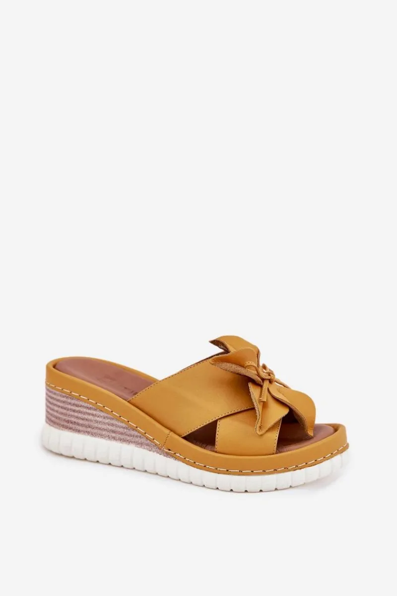 Klapki Na Koturnie|Klapki Damskie Klasyczne>Artiker Skórzane Klapki Damskie Na Koturnie Z Ozdobnym Kwiatem 52C0504 Żółte Żółty