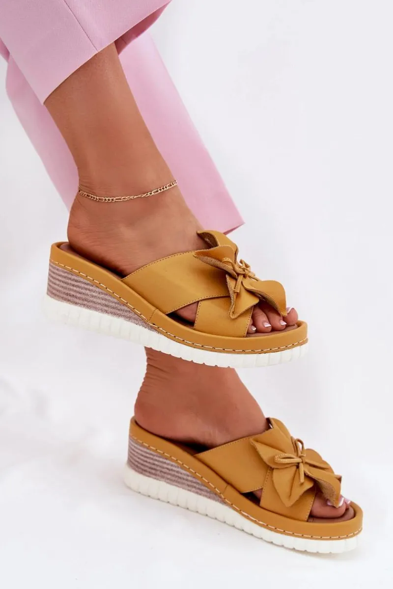 Klapki Na Koturnie|Klapki Damskie Klasyczne>Artiker Skórzane Klapki Damskie Na Koturnie Z Ozdobnym Kwiatem 52C0504 Żółte Żółty