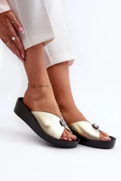 New Skórzane Klapki Damskie Z Ozdobą Złote S.Barski KV27-027 Damskie Klapki Na Koturnie|Klapki Damskie Klasyczne