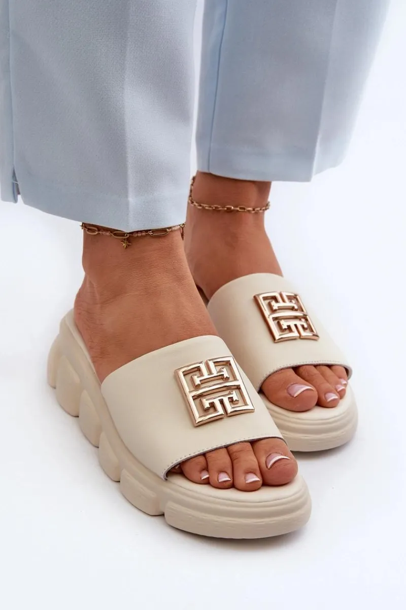 Klapki Na Platformie|Klapki Damskie Klasyczne>Buty damskie Vinceza Skórzane Klapki Damskie Ze Złotą Ozdobą Na Koturnie Vinceza 41444 Beżowe