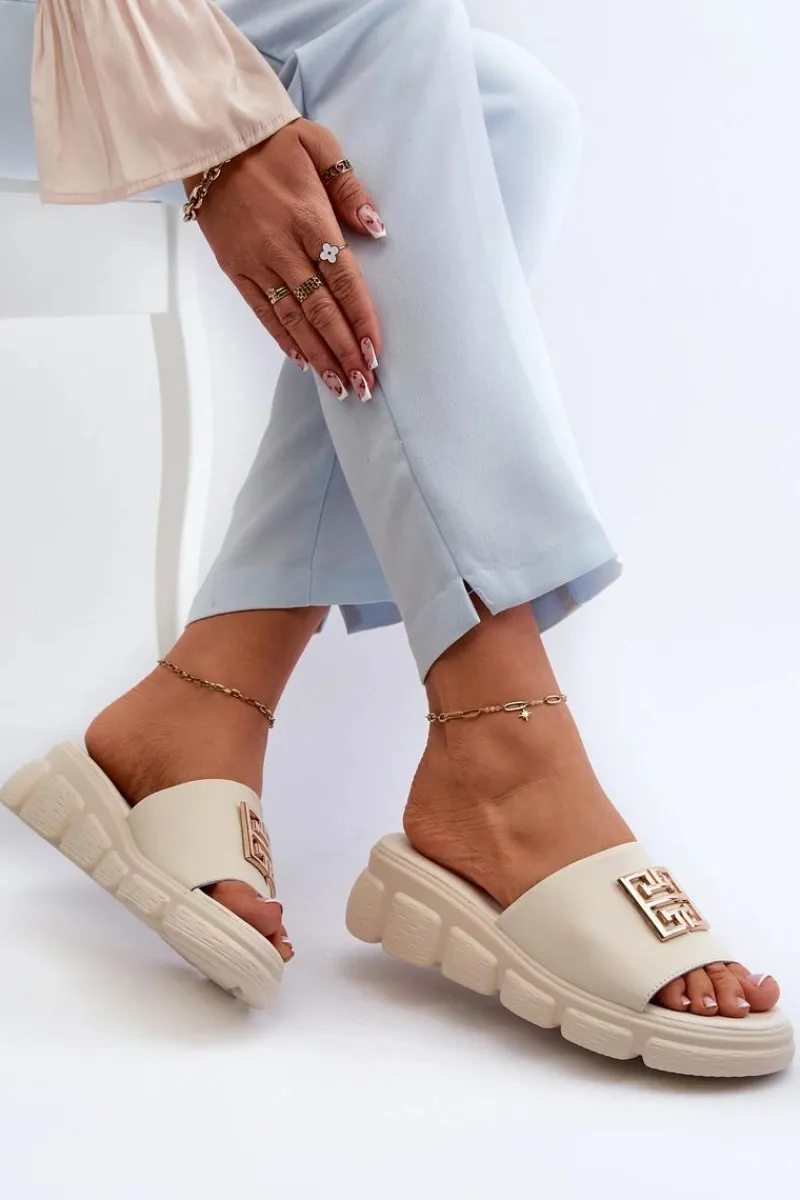 Klapki Na Platformie|Klapki Damskie Klasyczne>Buty damskie Vinceza Skórzane Klapki Damskie Ze Złotą Ozdobą Na Koturnie Vinceza 41444 Beżowe