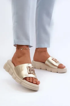 Outlet Skórzane Klapki Damskie Ze Złotą Ozdobą Na Koturnie Vinceza 41444 Złote Damskie Klapki Na Platformie|Klapki Damskie Klasyczne