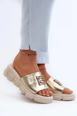 Outlet Skórzane Klapki Damskie Ze Złotą Ozdobą Na Koturnie Vinceza 41444 Złote Damskie Klapki Na Platformie|Klapki Damskie Klasyczne